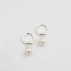 Örhängen Treasure Pearl Hoops Silver.